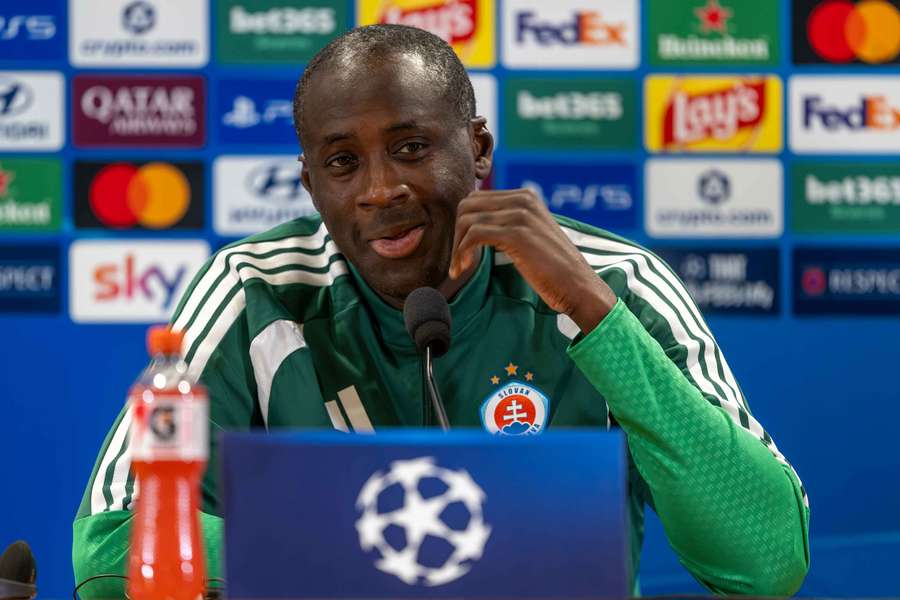 Yaya Touré počas tlačovej konferencie pred zápasom Ligy majstrov. Yaya Touré počas tlačovej konferencie pred zápasom Ligy majstrov.