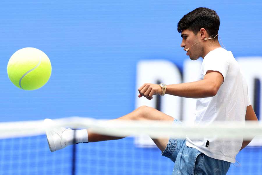 Alcaraz se relaja jugando al fútbol con una pelota gigante de tenis