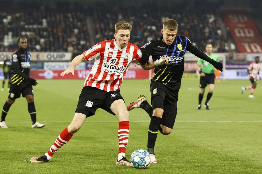 Tobias Lauritsen van Sparta Rotterdam en Dario van den Buijs van RKC Waalwijk met elkaar in duel