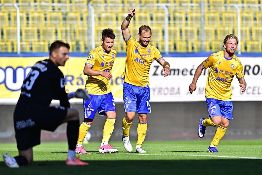 Fotbalisté Teplic se radují ze vstřelené branky Fotbalisté Teplic se radují ze vstřelené branky