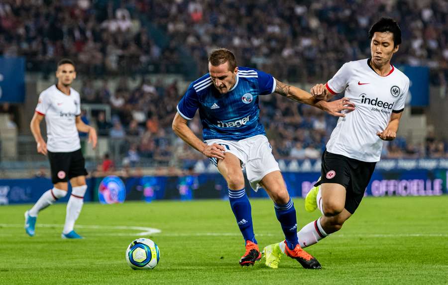Dimitri Liénard (Strasbourg) au duel avec Daichi Kamada (Francfort) lors du barrage de Ligue Europa, le 22 août 2019 à la Meinau. Dimitri Liénard (Strasbourg) au duel avec Daichi Kamada (Francfort) lors du barrage de Ligue Europa, le 22 août 2019 à la Meinau.