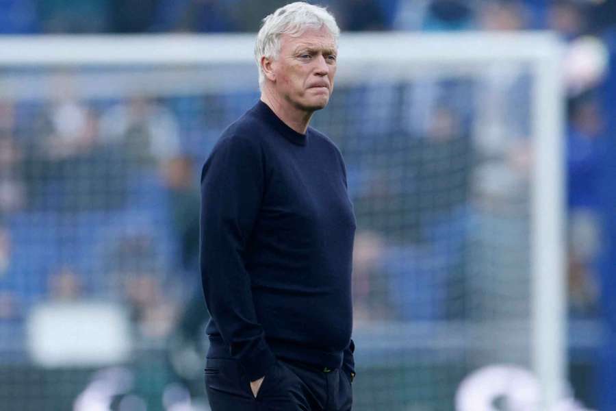 Evertom boss Moyes tells Slot to stop using ref decisions as excuse