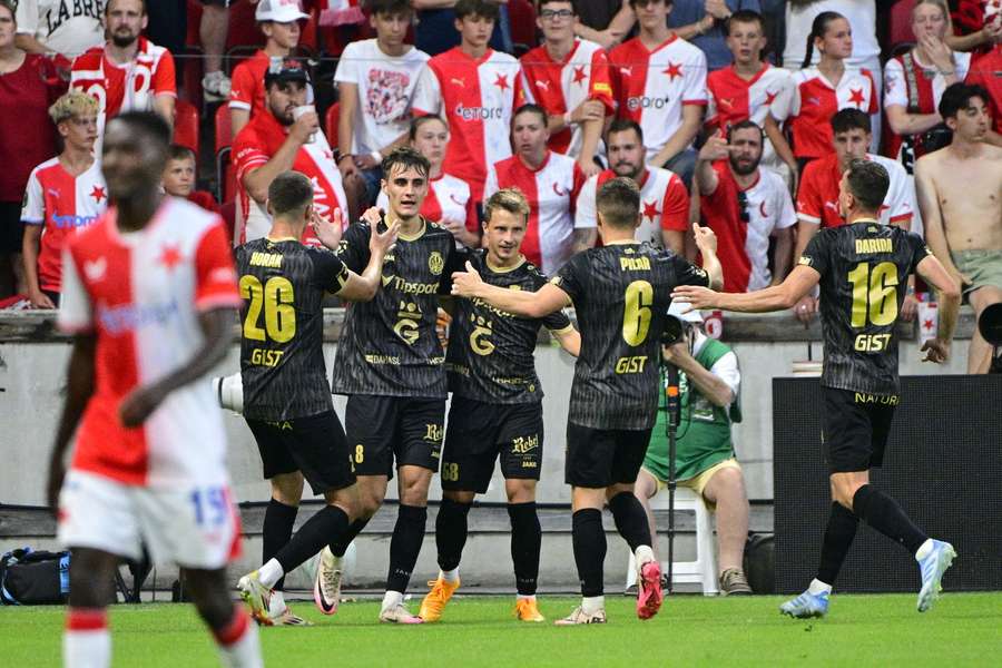 Alexandr Sojka (druhý zleva) oslavuje gól se spoluhráči.
