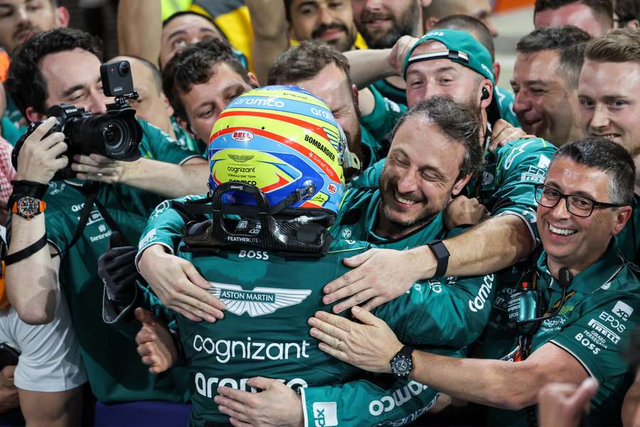 Fernando Alonso vrea să continue să sărbătorească podiumuri cu Aston Martin