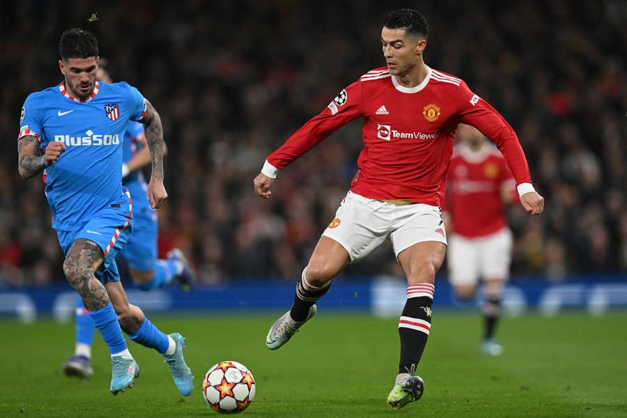 Rodrigo De Paul (Atlético de Madrid) à la lutte avec Cristiano Ronaldo (Manchester United) lors du huitième de finale retour de Ligue des champions à Old Trafford, le 15 mars 2022