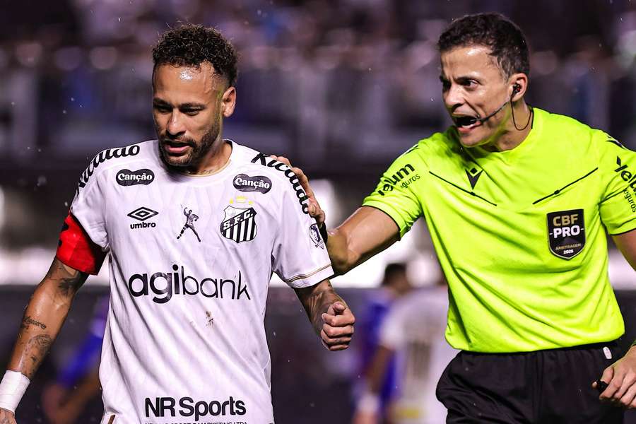 Sávio Pereira Sampaio expulsa Neymar após confronto com Rodrigo Nestor