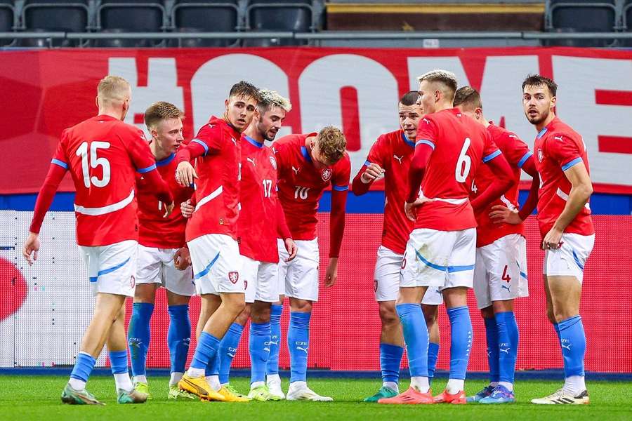 Reprezentanti do 21 let slaví gól Adama Karabce v Belgii.