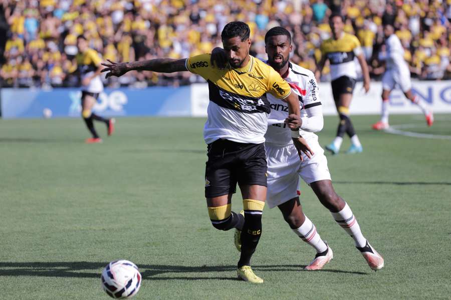 Criciúma fez valer mando de campo contra ameaçado pelo rebaixamento Criciúma fez valer mando de campo contra ameaçado pelo rebaixamento