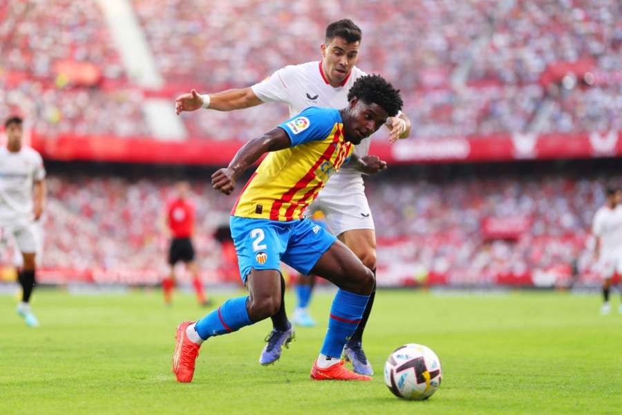 Thierry Correia z Valenice si kryje míč v zápase 10. kola La Ligy v Seville.