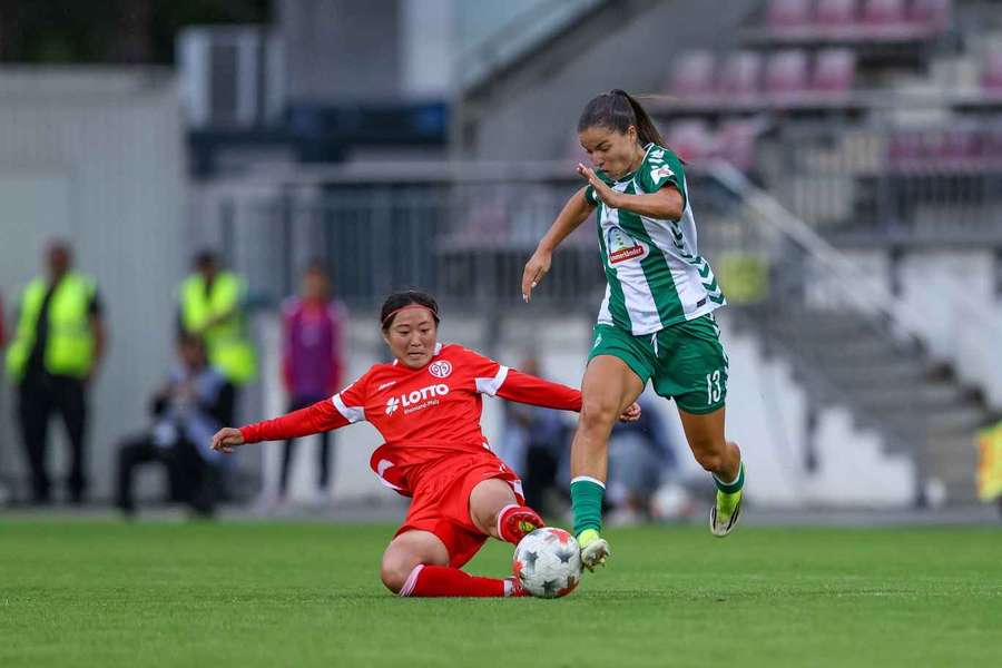 Akari Kurishima (l.) und Luna Vanzeir im Zweikampf