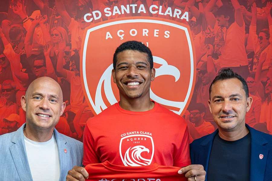 Vinícius Lopes continua nos Açores