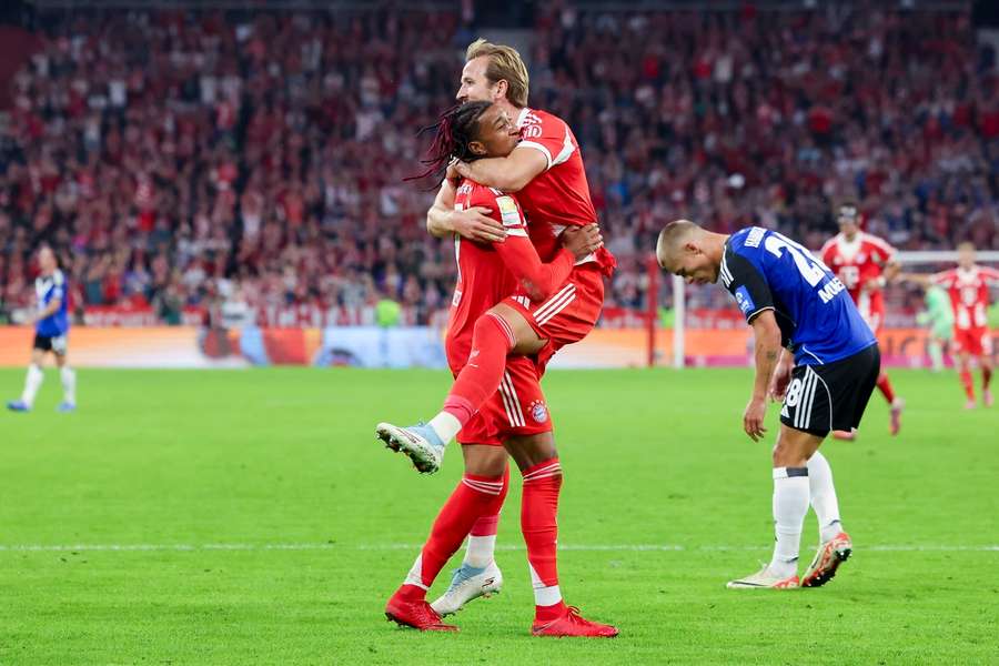 Harry Kane festeja com Michael Olise