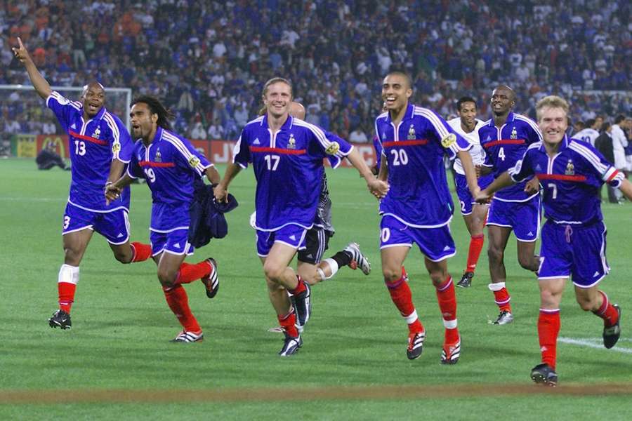 Los jugadores de Francia celebran la victoria en la Eurocopa de 2000