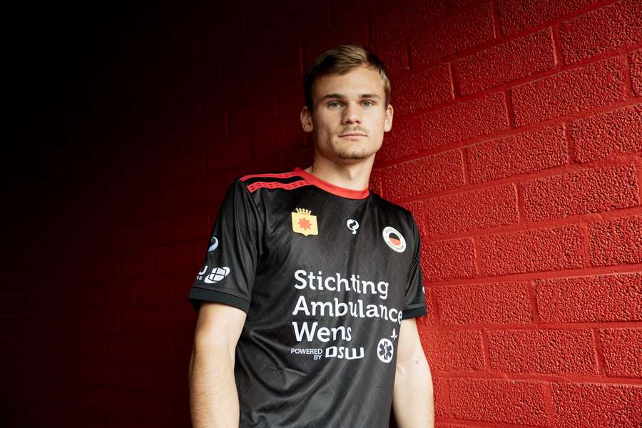 Oscar Uddenäs in zijn nieuwe shirt