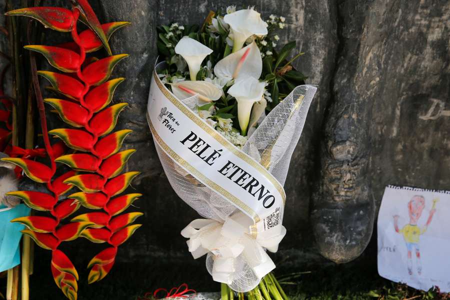 A bouquet of flowers reading "Eternal Pele” is seen near the Vila Belmiro stadium on the eve of Pele's funeral in Santos