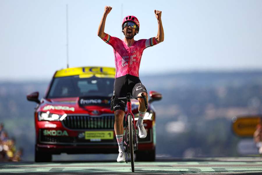 Ben Healy a jeho víťazné gesto v cieli šiestej etapy TdF.