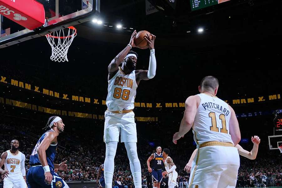 Neemias Queta na luta pelas tabelas