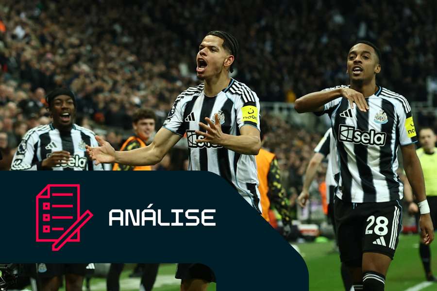 William Osula celebra após marcar o golo da vitória frente ao Manchester United