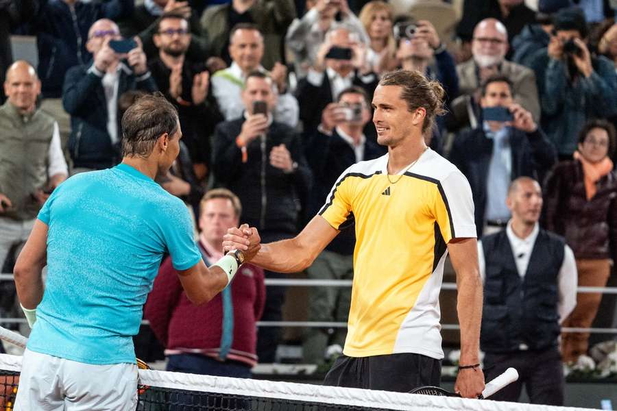 Rafael Nadal beim Handshake mit Alexander Zverev.