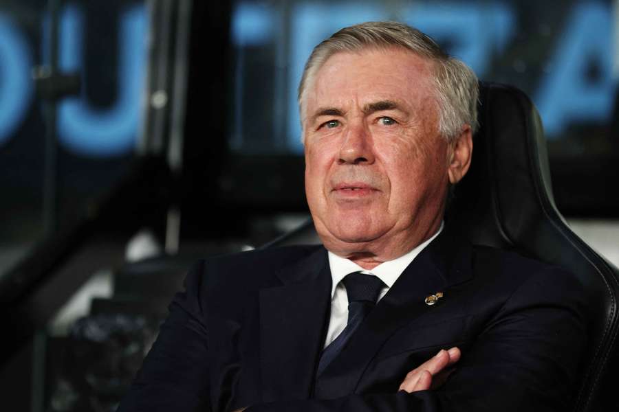 Carlo Ancelotti seduto in panchina all'Estadio de Balaidos