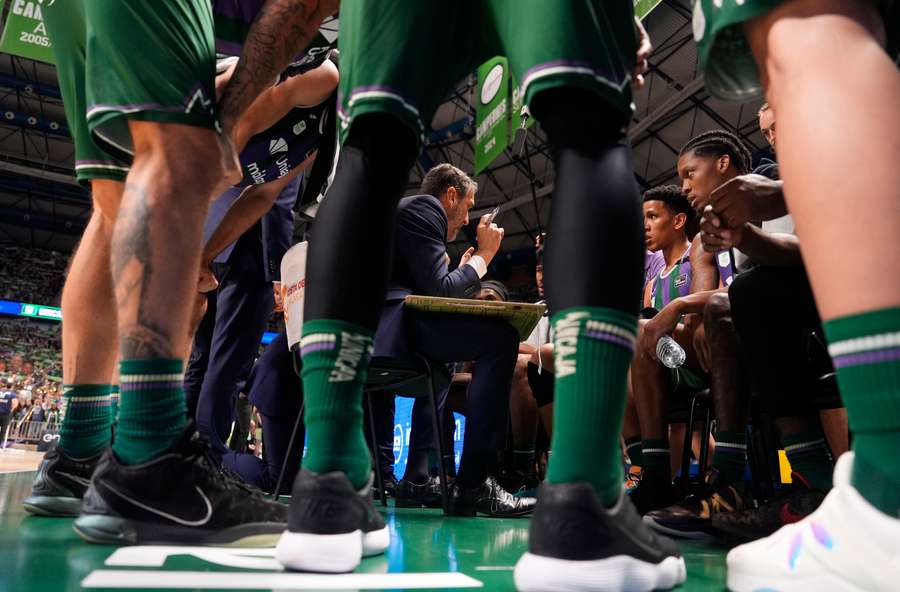 Ibon Navarro, en un tiempo muerto del Unicaja ante el Barça