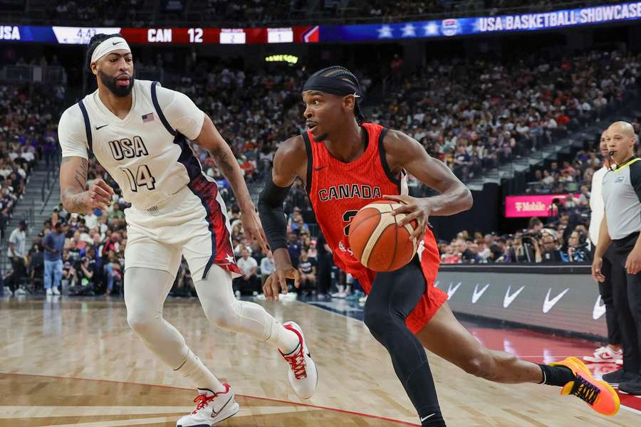 Gilgeous-Alexander, davanti ad Anthony Davis durante la partita Canada-USA