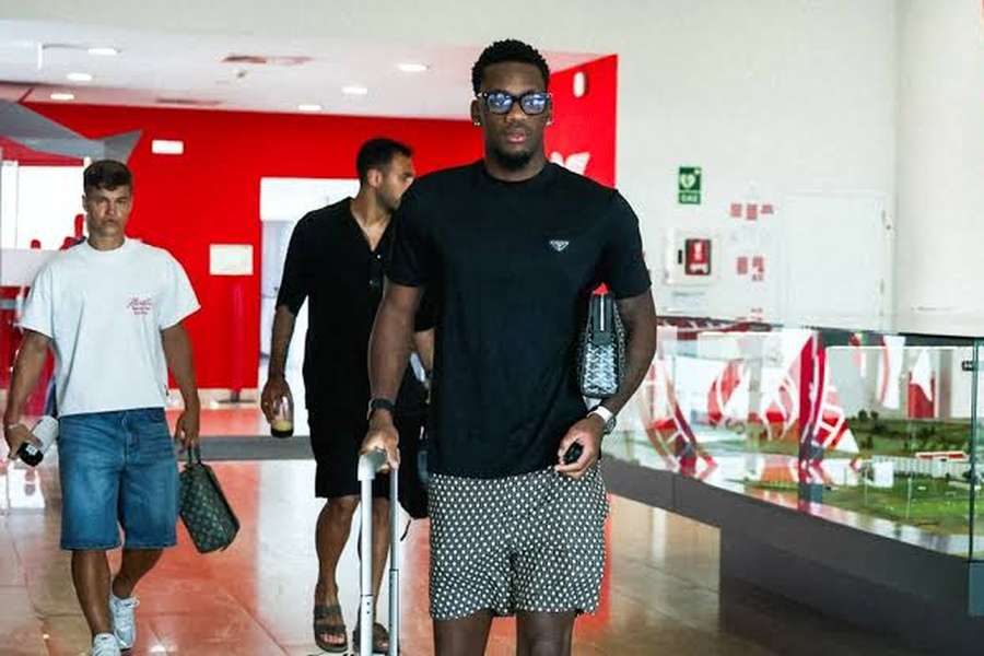 Jhon Durán recuperou de lesão e está convocado Jhon Durán recuperou de lesão e está convocado