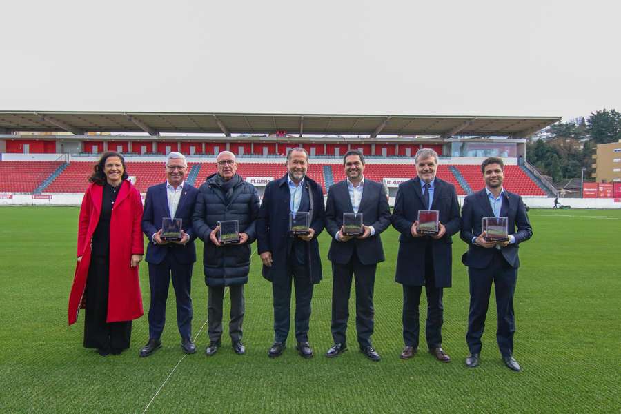 Dirigentes e autarcas na inauguração do novo relvado do Estádio Municipal 25 de Abril