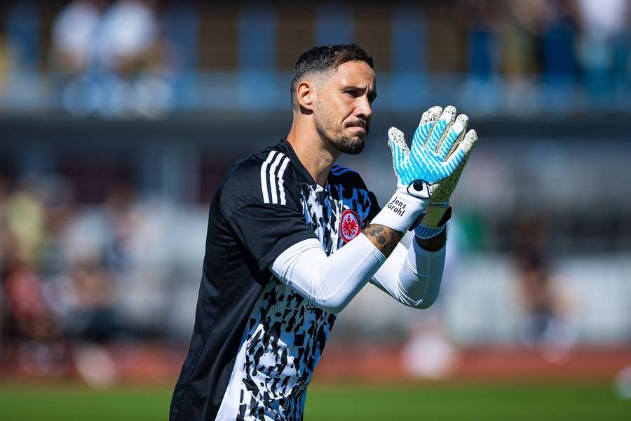 Paris FC sign Germany goalkeeper Trapp