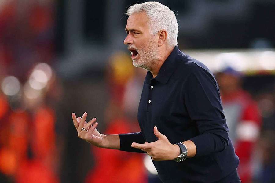 Mourinho da órdenes a los suyos Mourinho da órdenes a los suyos