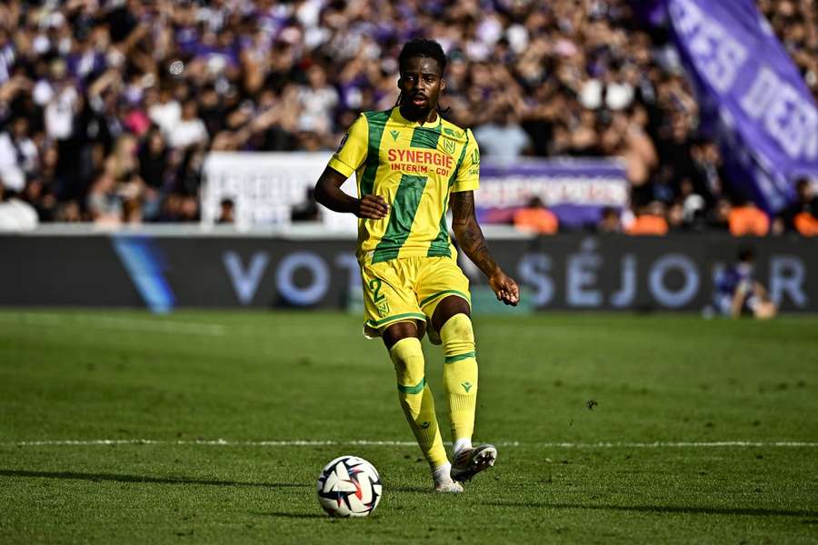 Jean-Kevin Duverne avec Nicolas Cozza et Moses Simon contre Lens