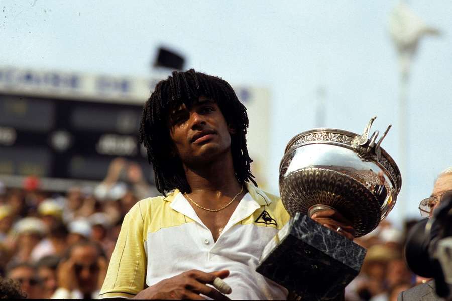 Yannick Noah avec la Coupe des Mousquetaires