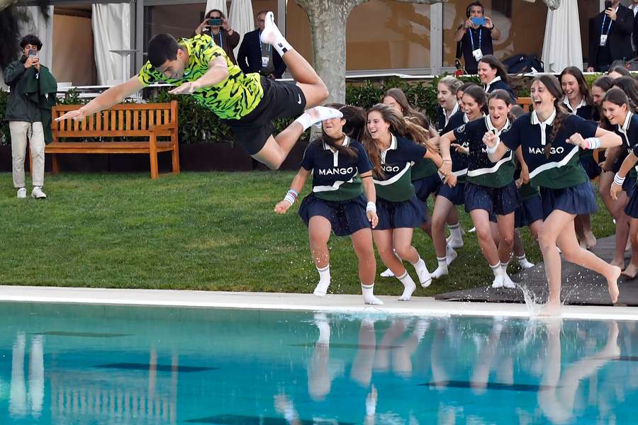 Alcaraz fazendo o tradicional salto de piscina com os miúdos depois de defender com sucesso o seu título em Barcelona.