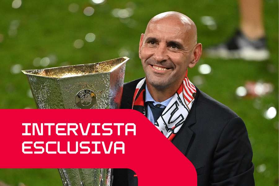 Monchi, con il trofeo dell'Europa League, vinta con il Siviglia