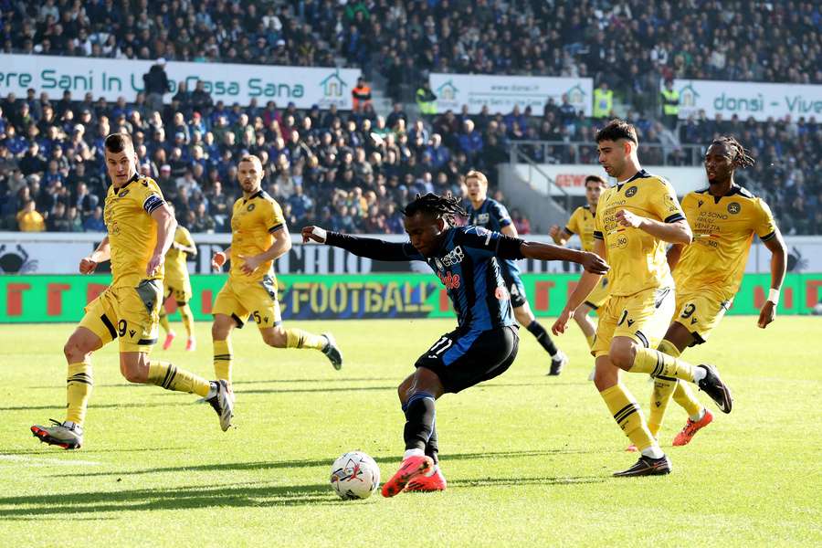 Ademola Lookman shoots during the Serie A match between Atalanta and Udinese