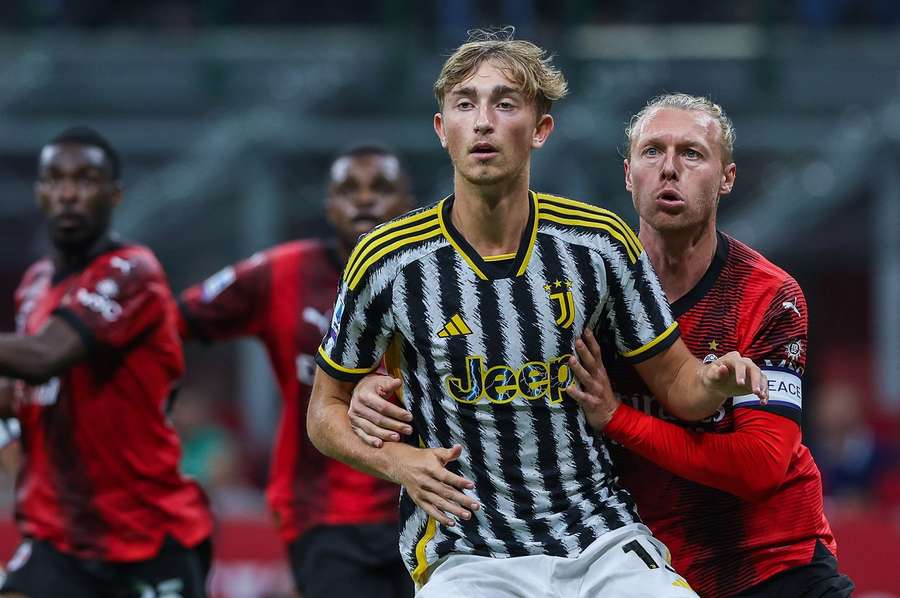 Dean Huijsen (L) in duel met de zestien jaar oudere Simon Kjaer