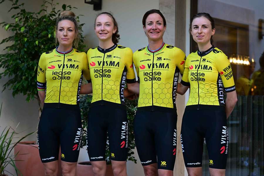 As ciclistas da Visma na sua apresentação, na terça-feira.