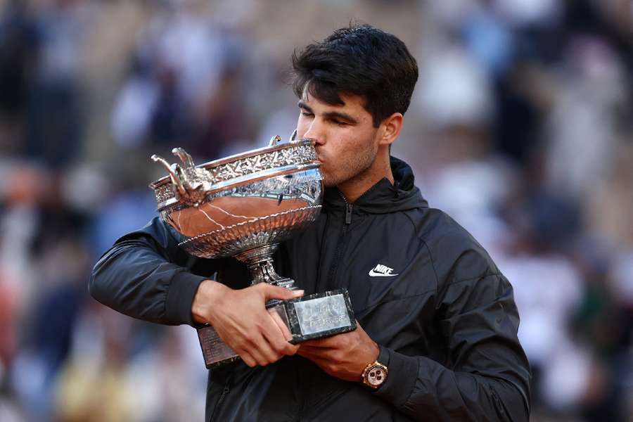 Alcaraz kisses the trophy after winning the French Open