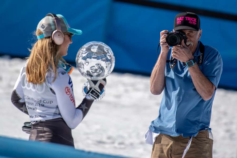 Mikaela Shiffrinová s Křišťálovým glóbusem a její otec Jeff.
