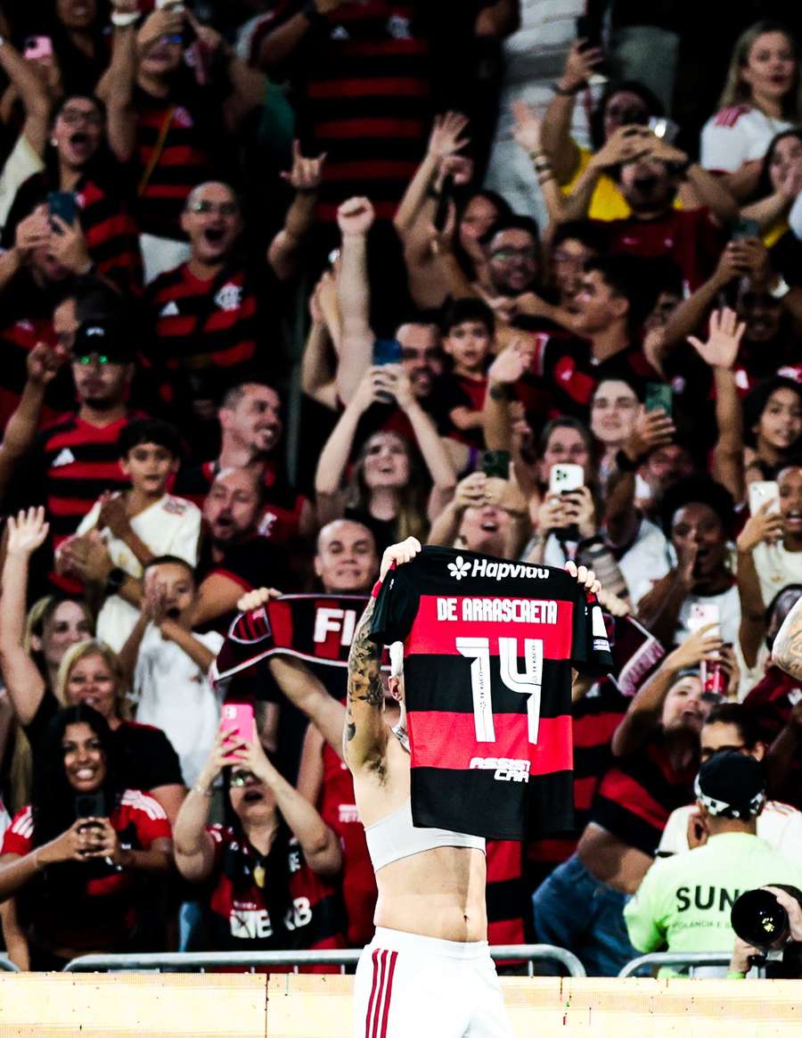 Arrascaeta exibe a icônica camisa 14 usada por Oscar