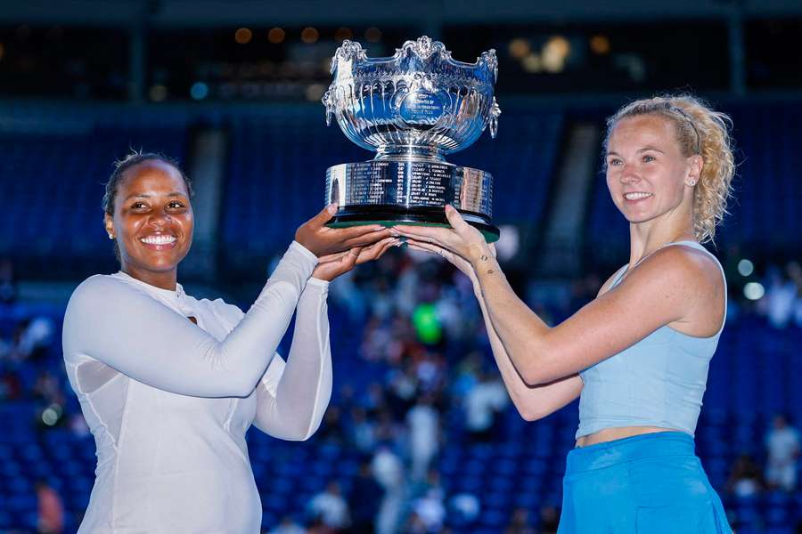 Taylor Townsendová a Kateřina Siniaková s trofejí pro vítězky Australian Open. Taylor Townsendová a Kateřina Siniaková s trofejí pro vítězky Australian Open.