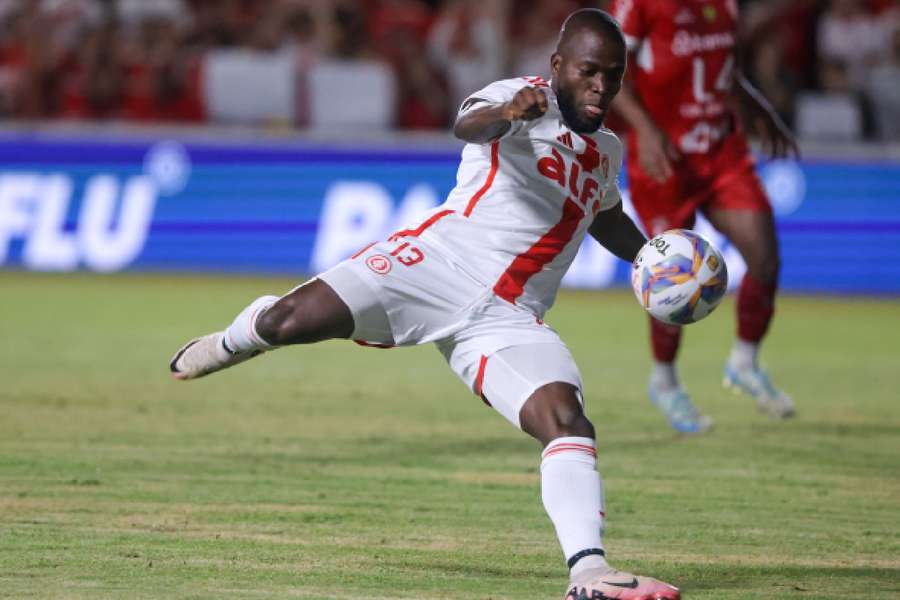 Valencia deixou o banco para fazer um gol e dar uma assistência em vitória sobre São Luiz