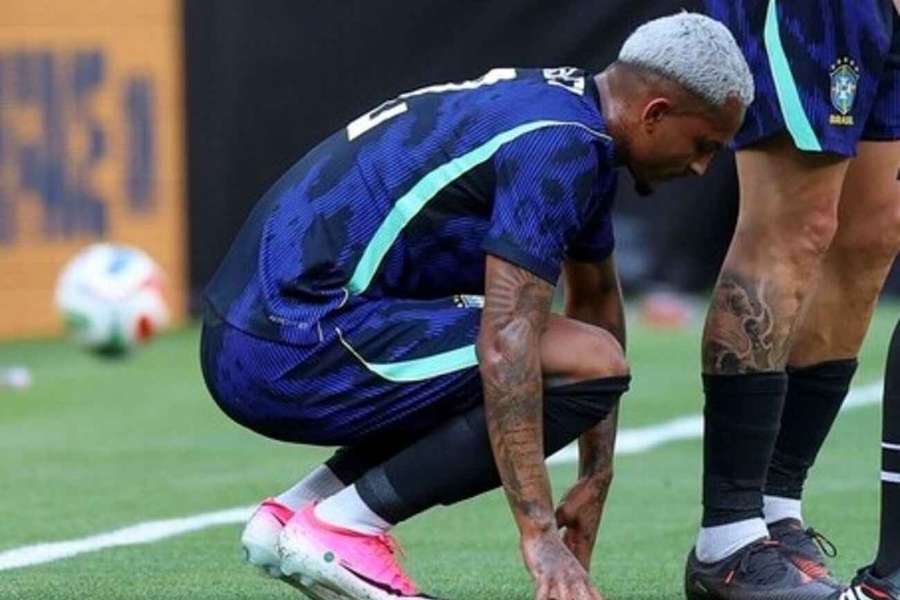 Wesley foi substituído por Éderson Wesley foi substituído por Éderson