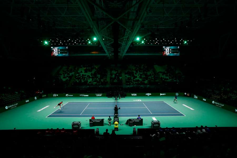 Arthur Rinderknech della Francia in azione durante il suo match di singolare contro Zizou Bergs del Belgio
