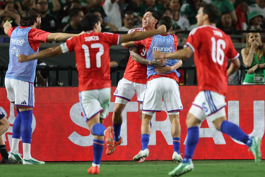 Chile se impone a México