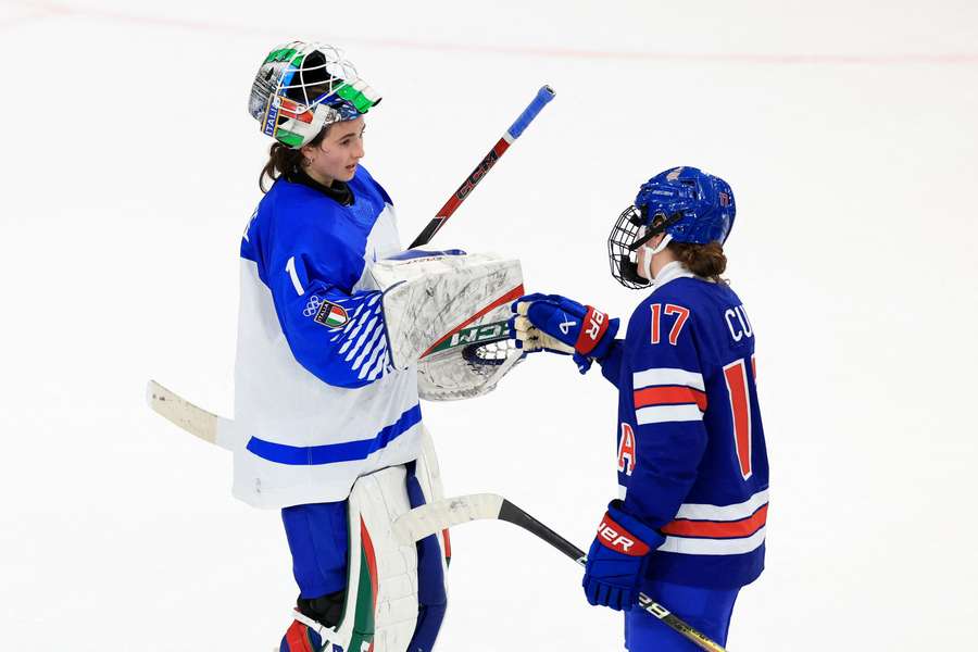 Gabriella Durante stringe la mano a Britta Curl