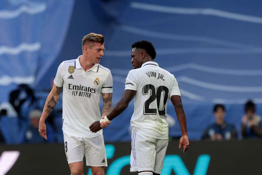 Toni Kroos en Vinícius Júnior tijdens de wedstrijd tegen Espanyol op 11 maart