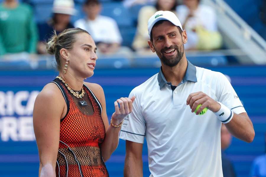 Aryna Sabalenka și Novak Djokovic, în timpul unui meci demonstrativ
