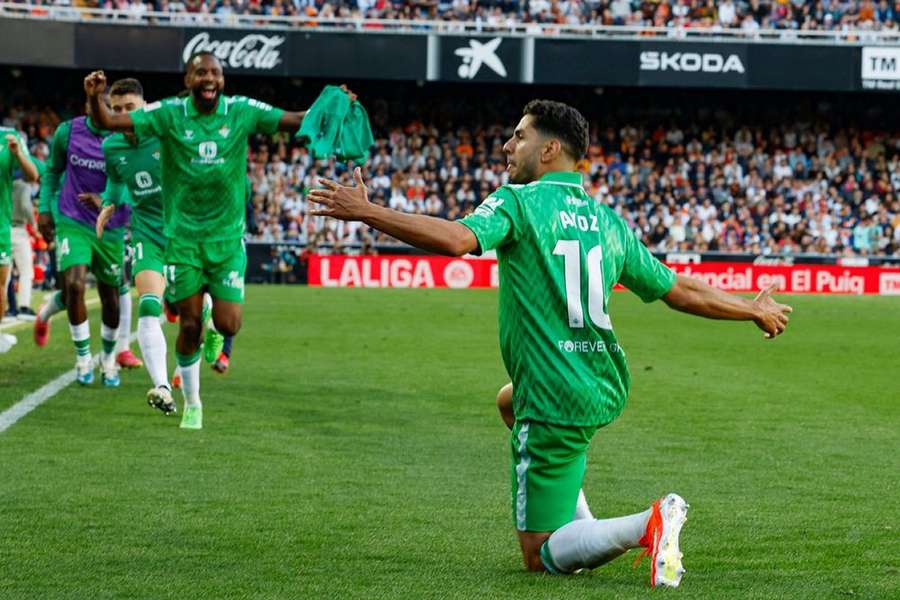 Agents offer Real Betis attacker Ayoze Perez to Barcelona
