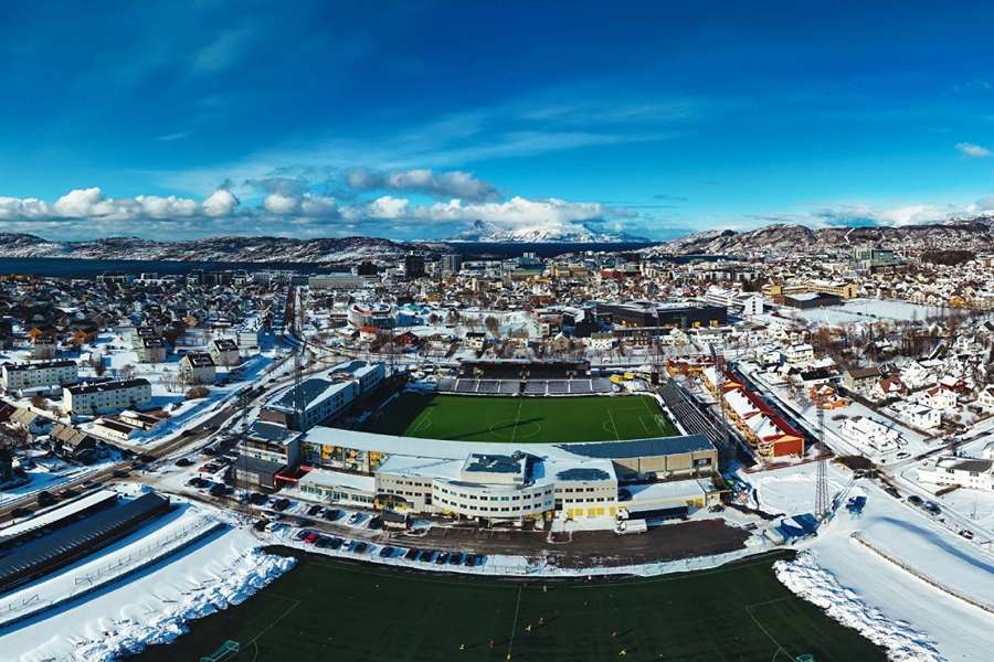 Stadion Bodö/Glimt nejdřív zasypal sníh, který pak s pomocí sluníčka pořadatelé odklidili.